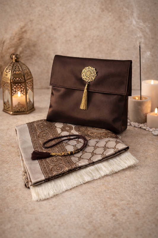Tapis de prière transportable marron avec pochette satin et tasbih – ensemble musulman élégant AYAMINUR